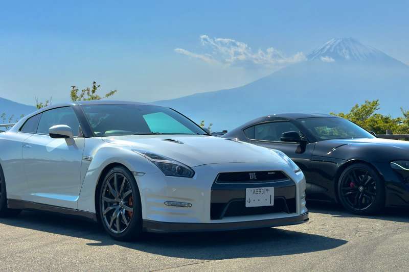Nissan GT-R and Toyota Supra at a viewpoint near Hakone